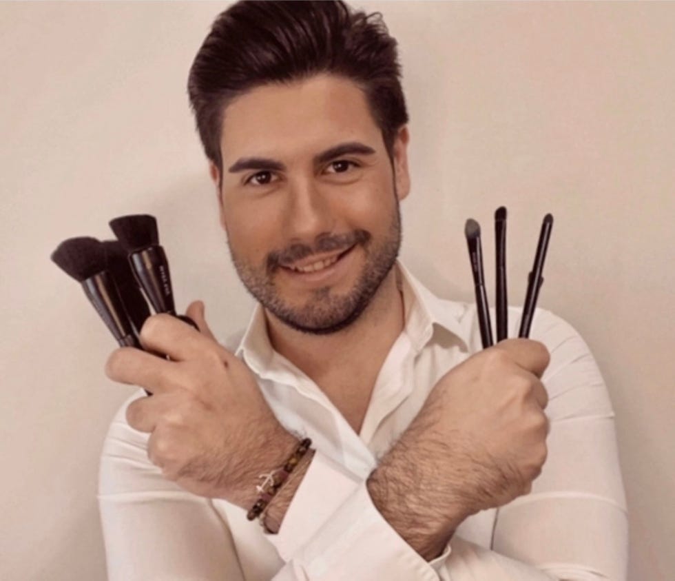 el maquillador sujeta brochas de maquillaje