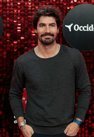 pablo garna modelo e influencer posa con un jersey de color gris