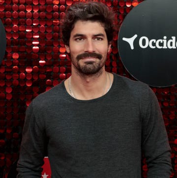 Pablo Garna pablo garna modelo e influencer posa con un jersey de color gris