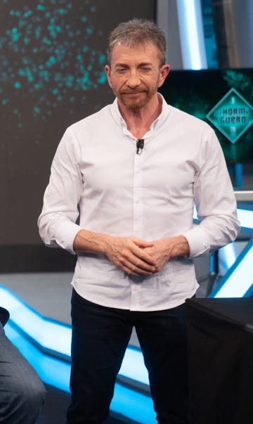 pablo motos con camisa blanca en el hormiguero