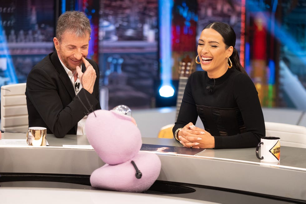 el presentador y la cantante en el plato de antena 3 con las hormigas