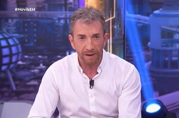 pablo motos con camisa blanca en el hormiguero