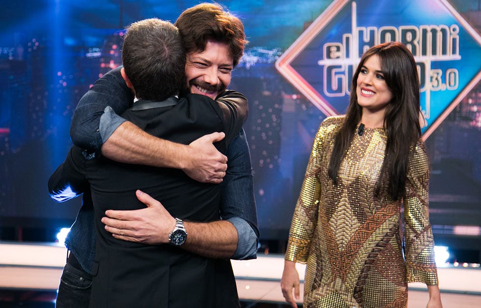 La actriz Adriana Ugarte visitó 'El Hormiguero' junto al actor Álvaro Morte, para promocionar su nueva película, 'Durante la tormenta'. Allí, Adriana tuvo algún que otro problema con su vestido y pasó mucho miedo con el truco de magia de Jandro.
