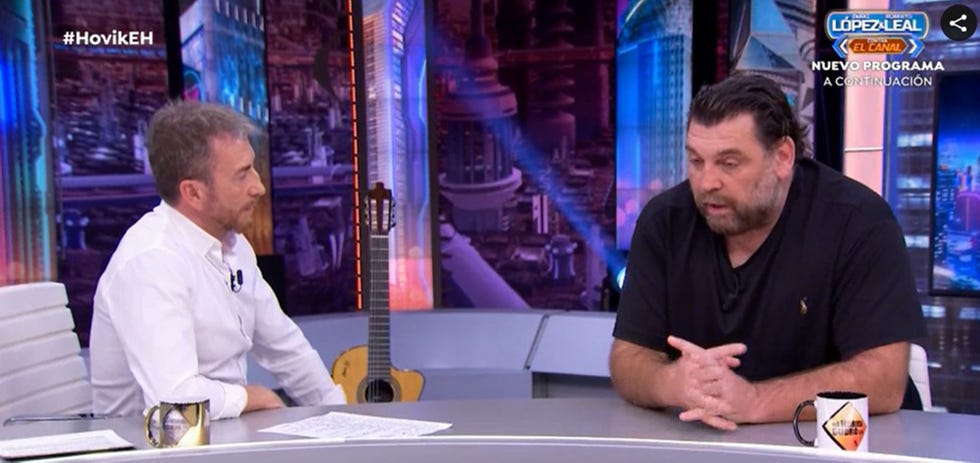 pablo motos con camisa blanca en el hormiguero