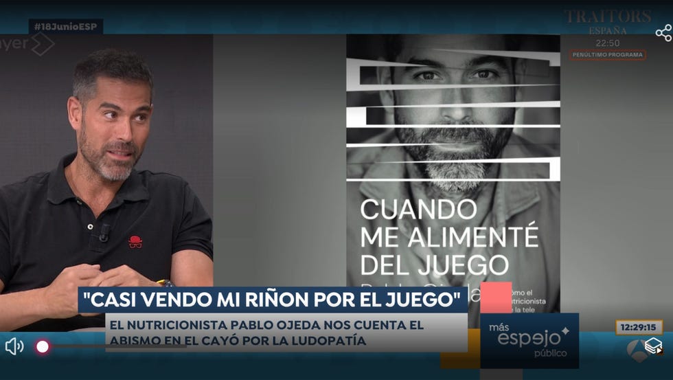 pablo ojeda con un polo negro y pantalon beige en el plato de espejo publico