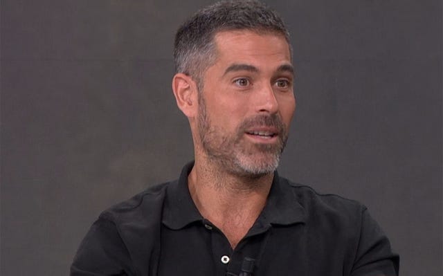 el nutricionista pablo ojeda con un polo negro en espejo publico