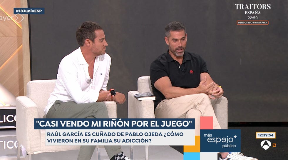 raul garcia y pablo ojeda sentados en el plato de antena 3
