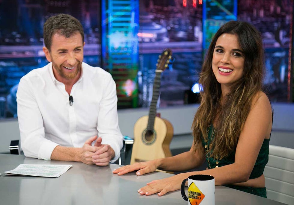 Pablo Motos  y Adriana Ugarte en 'El Hormiguero'