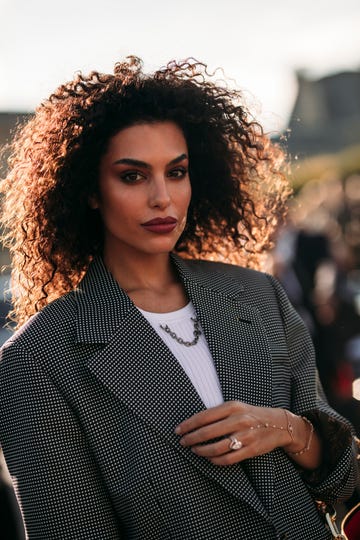 mujer con el pelo rizado