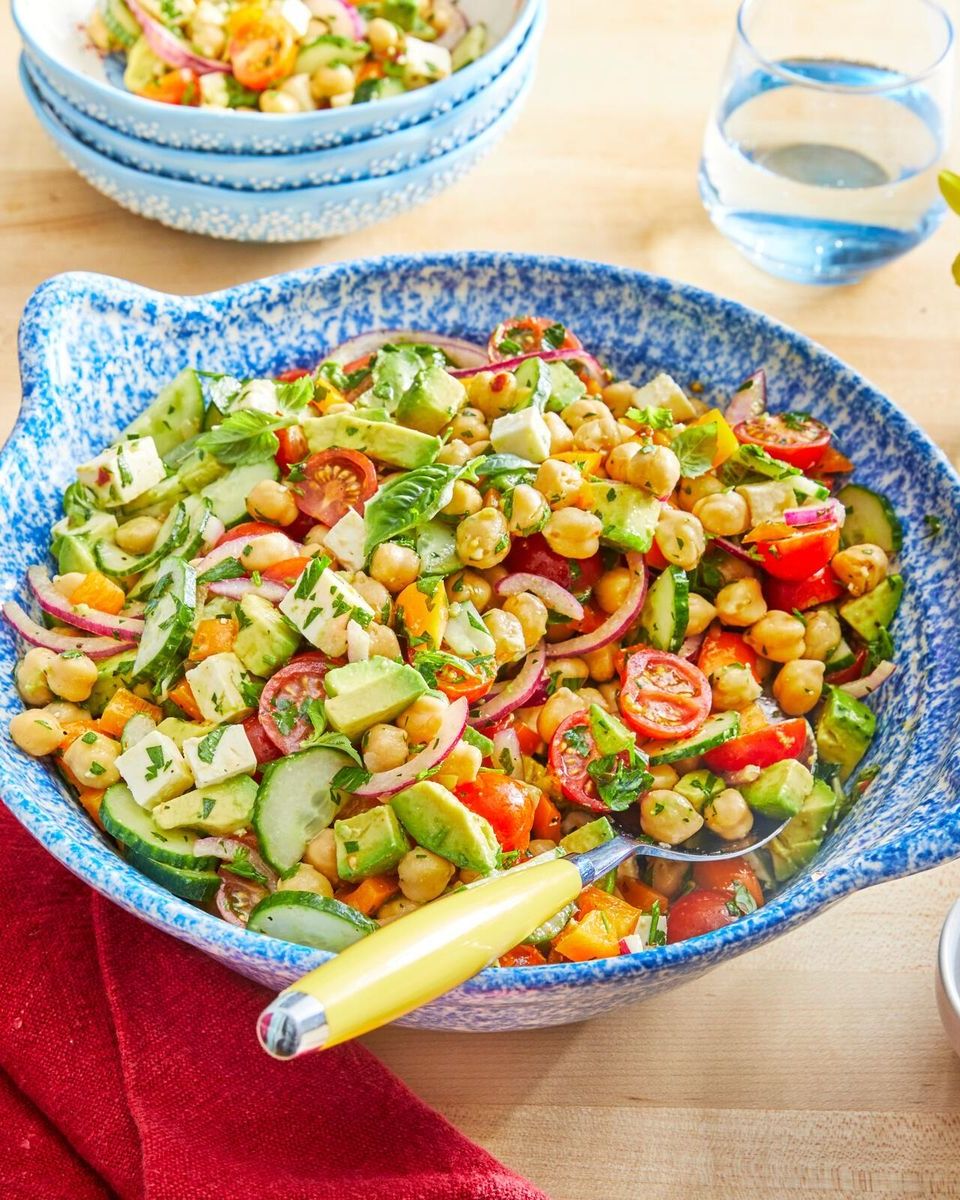 https://hips.hearstapps.com/hmg-prod/images/packed-lunch-ideas-chickpea-salad-646e777e1dc6f.jpeg?crop=0.8xw:1xh;center,top&resize=980:*