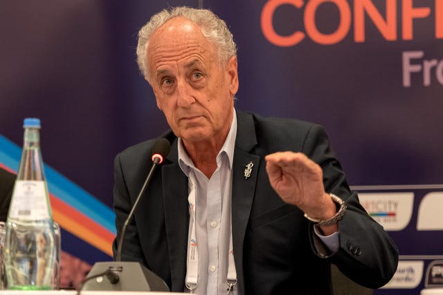 el responsable del maratón de valencia paco borao interviene durante una conferencia de carreras de running