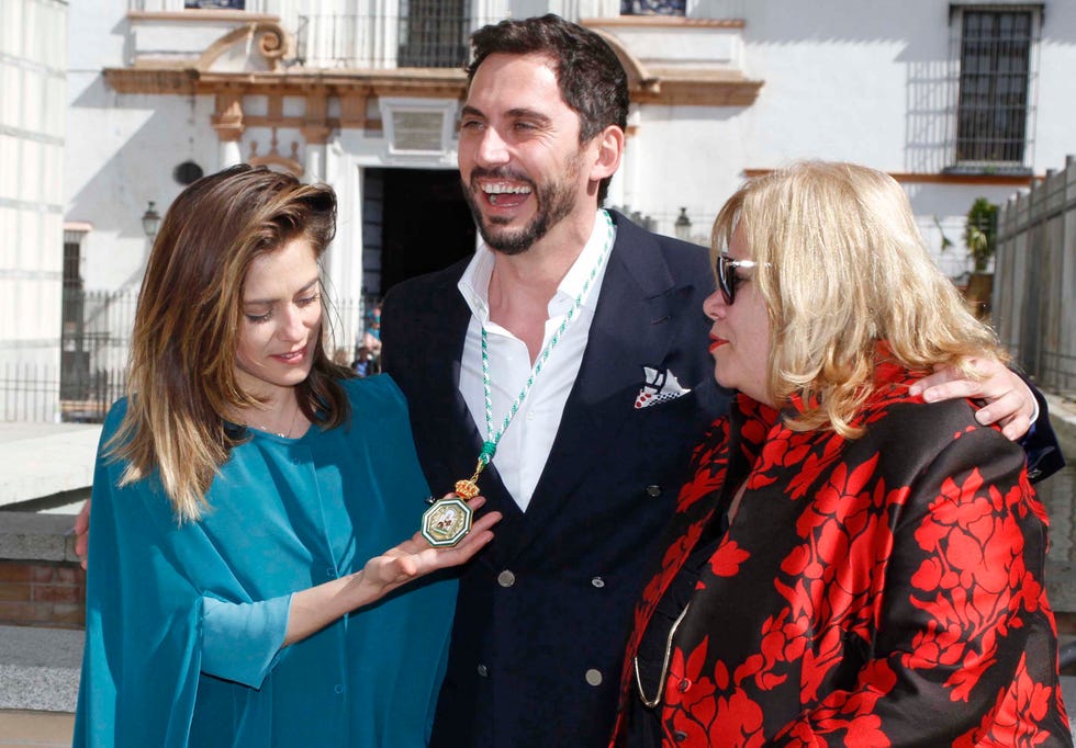 el actor paco leon junto a su hermana, maria leon, y su madre, carmina barrios