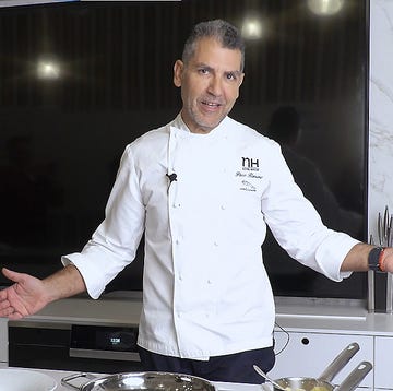 paco roncero haciendo su receta de lenguado a la mantequilla negra para elle gourmet