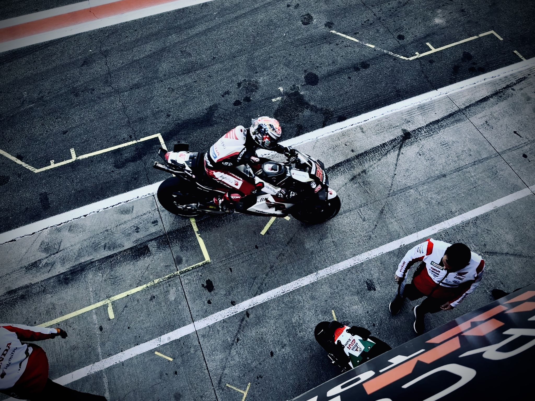 un motorista sale del taller de su equipo con su moto en el gran premio de motogp de valencia