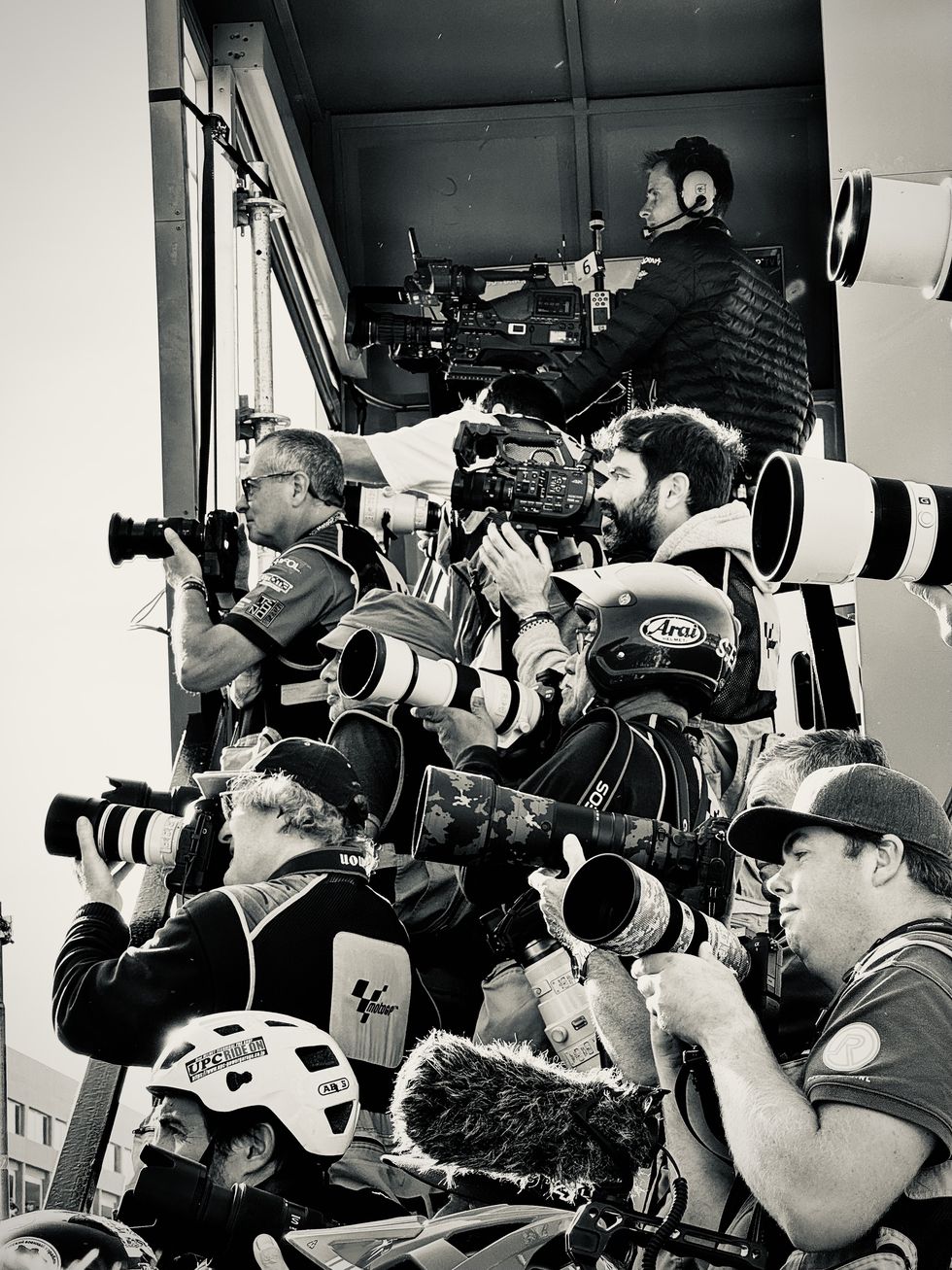 un grupo de fotoperiodistas en el circuito del gran premio de motogp de valencia