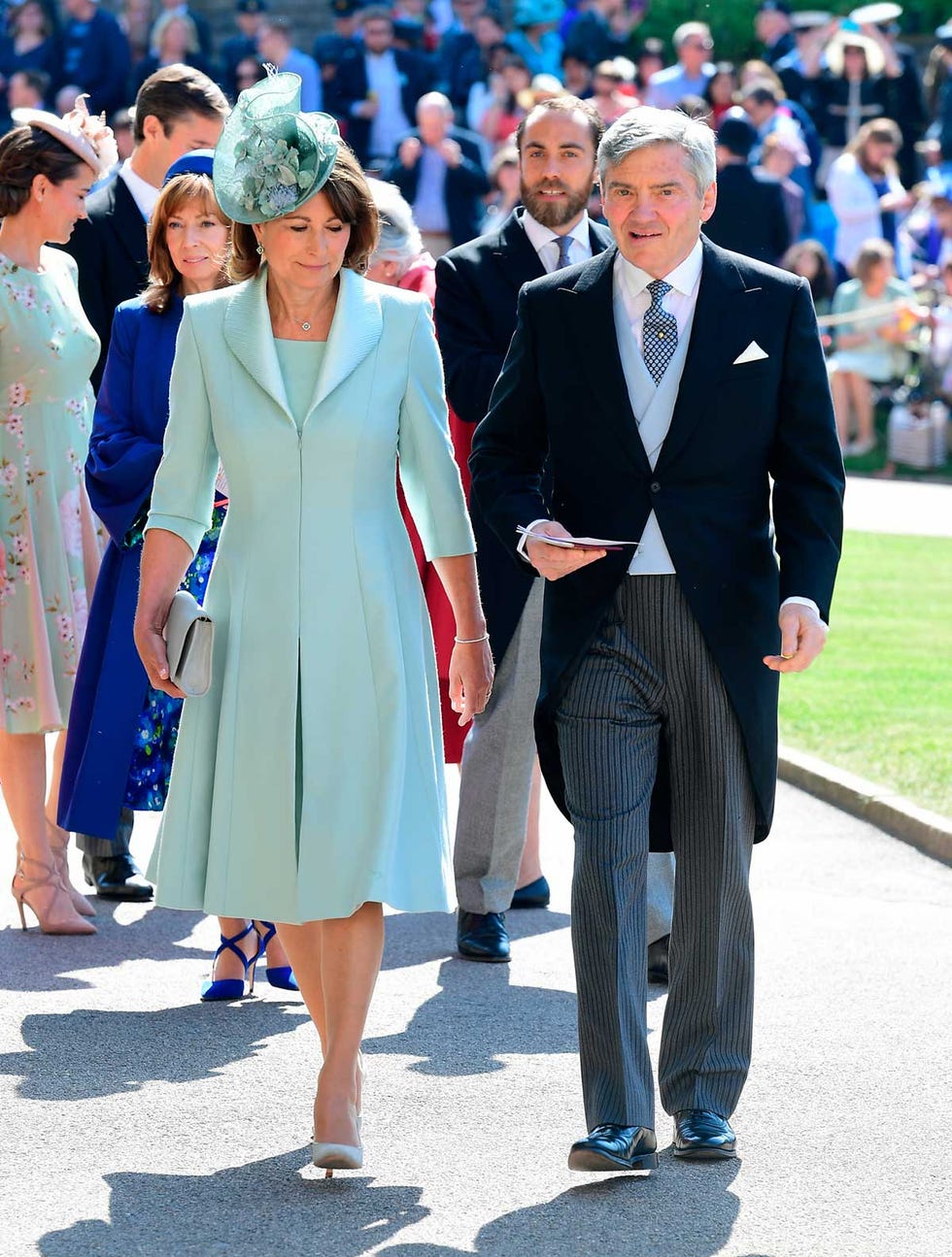 Fashion, Suit, Street fashion, Event, Formal wear, Dress, Footwear, White-collar worker, Outerwear, Blazer, 