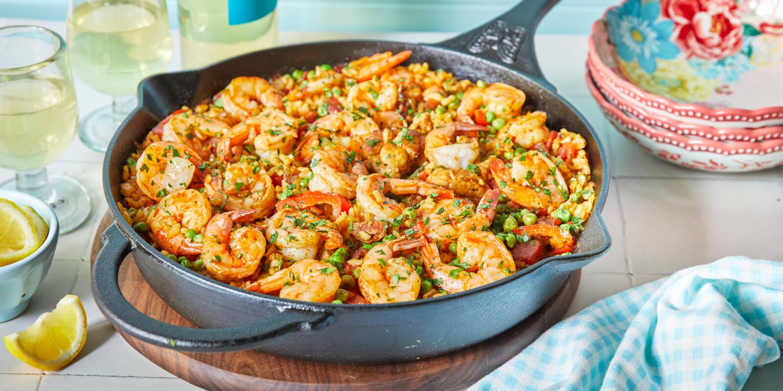 https://hips.hearstapps.com/hmg-prod/images/paella-recipe-2-648b59db017b7.jpg