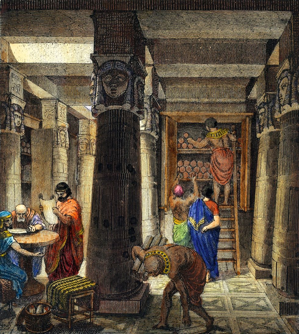 Op deze gravure uit 1876 is te zien hoe mensen boekrollen op planken leggen De bibliotheek was echter meer dan een bewaarplaats het was een cultureel en wetenschappelijk centrum met verblijfsruimten en studielokalen