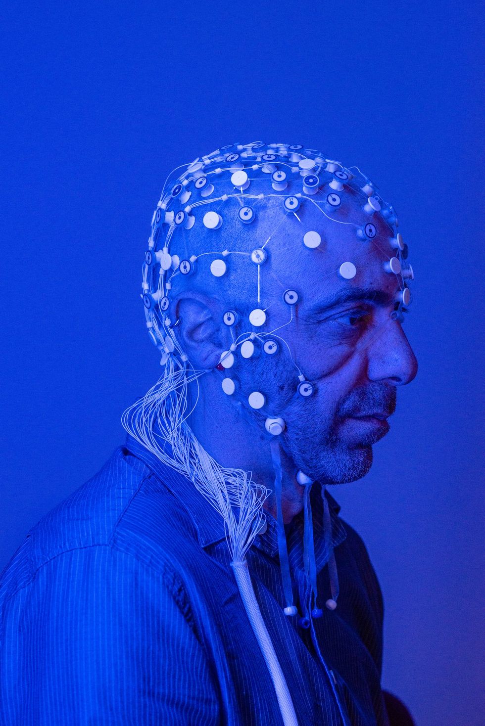 Vitaly Napadow neurowetenschapper aan Harvard en in het Massachusetts General Hospital onderzoekt hoede hersenen pijn waarnemen Met behulp van elektroencefalografie eeg bestudeert hij de hersengolven van patienten met lagerugpijn