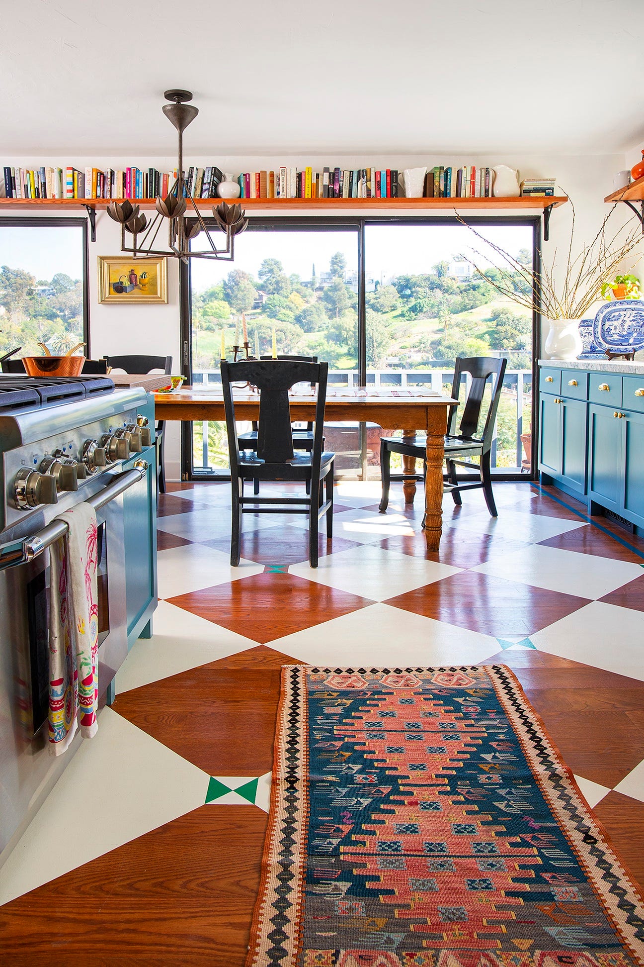 cocina con suelo a cuadros pintados a mano