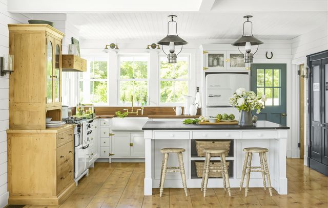 How To Clean White Kitchen Cabinets: 3 Best Ways & 3 To Avoid