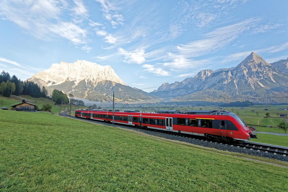 paisaje con montañas y tren