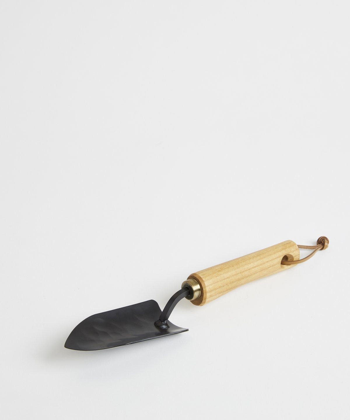pala de jardinería de acero y madera