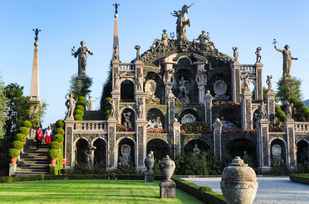 Louis Vuitton, la sfilata all'Isola Bella sul Lago Maggiore: tra gli ospiti  Emma Stone e Cate Blanchett