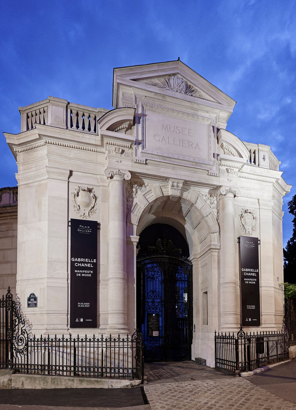 Architecture, Arch, Landmark, Iron, Monument, Gate, Classical architecture, Historic site, Relief, Triumphal arch, 