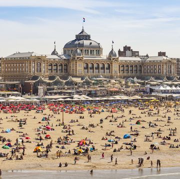een foto van een warme stranddag bij het kurhaus in den haag
