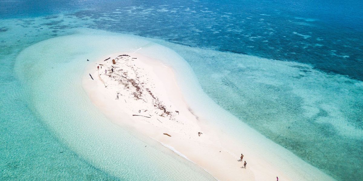 Bezoekers verkennen bij laagtij een zandbank in zuidelijk Palau een afgelegen archipel tussen de Filipijnen en PapoeaNieuwGuinea