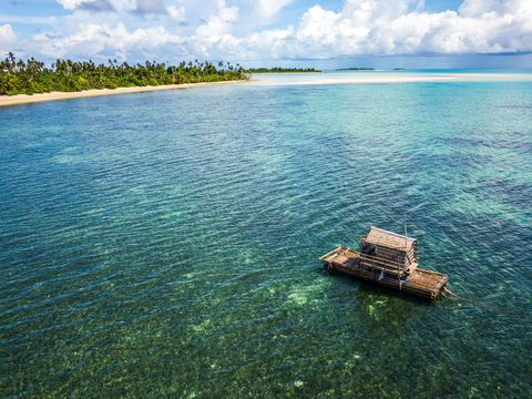 Deze drijvende hut wordt door de bewoners van het atol Kayangel voor zowel recreatie als visserij gebruikt