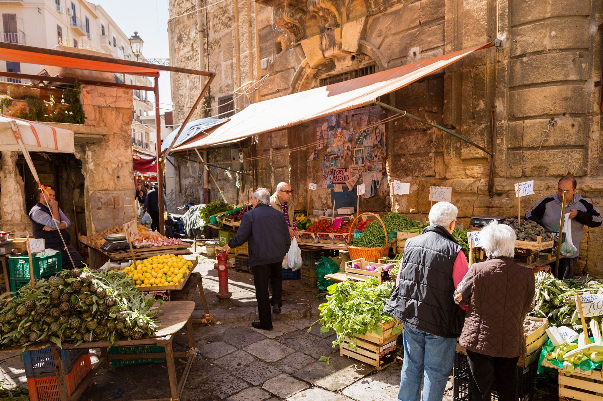 klanten keuren verse waren op een markt in palermo