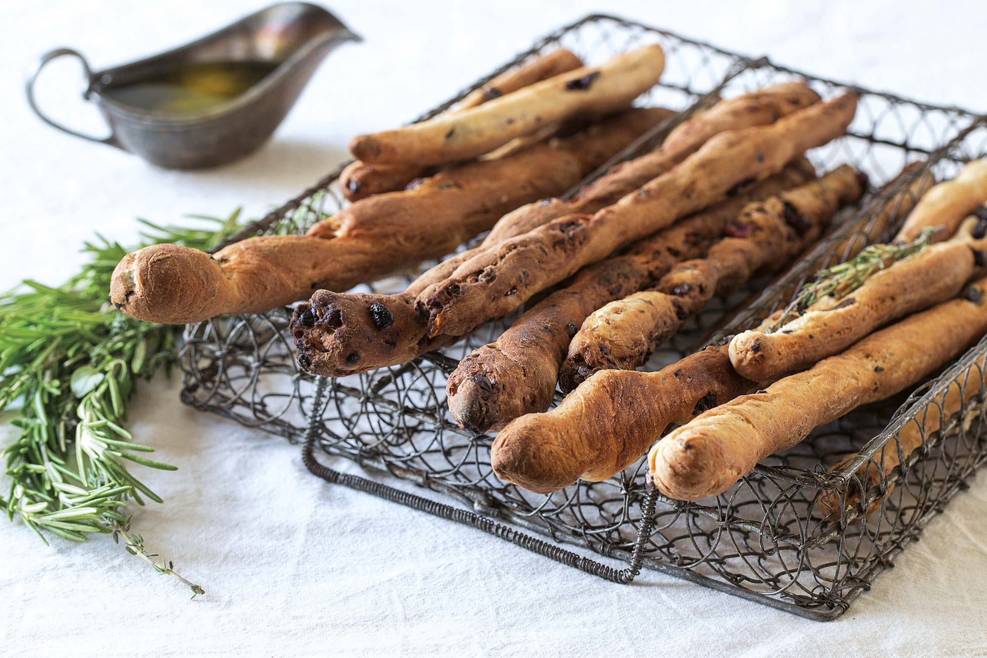 palitos de pan con aceitunas y romero