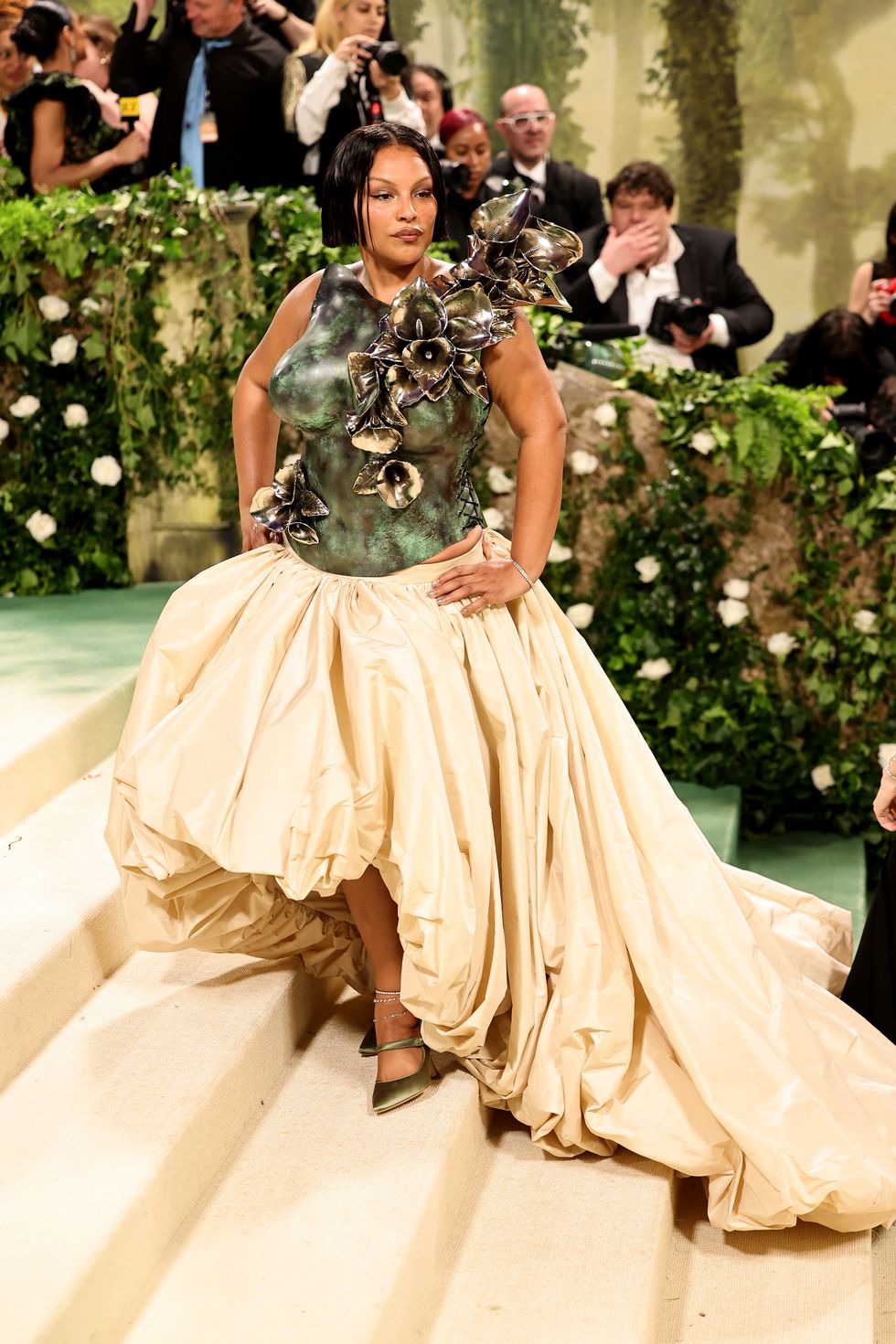 new york, new york may 06 paloma elsesser attends the 2024 met gala celebrating sleeping beauties reawakening fashion at the metropolitan museum of art on may 06, 2024 in new york city photo by theo wargogathe hollywood reporter via getty images