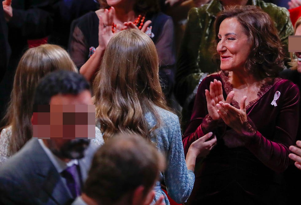 paloma rocasolano recibe un gesto de cariño de su nieta leonor en los premios princesa de asturias 2019