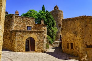 el pueblo de costa menos masificado de españa es una joya medieval a orillas de la costa brava