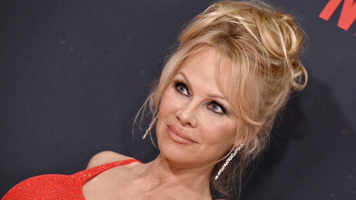 preview for La sorprendente transformación física y capilar de Pamela Anderson desde su adolescencia hasta la actualidad