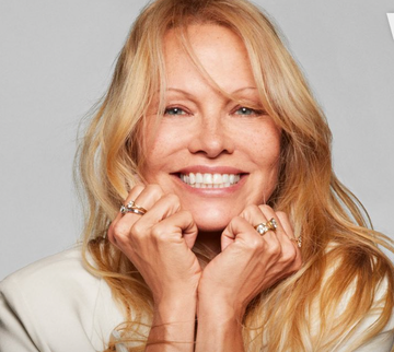 pamela anderson giacca bianca