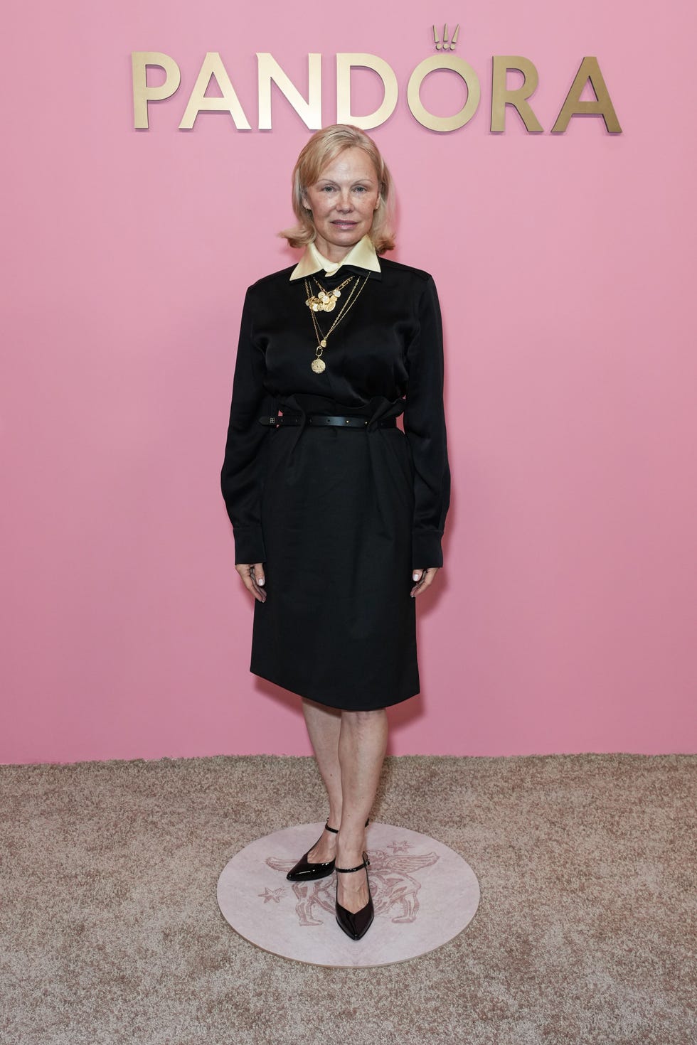 pamela anderson preppy flicked bob