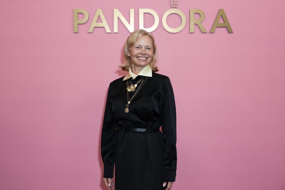 pamela anderson preppy flicked bob
