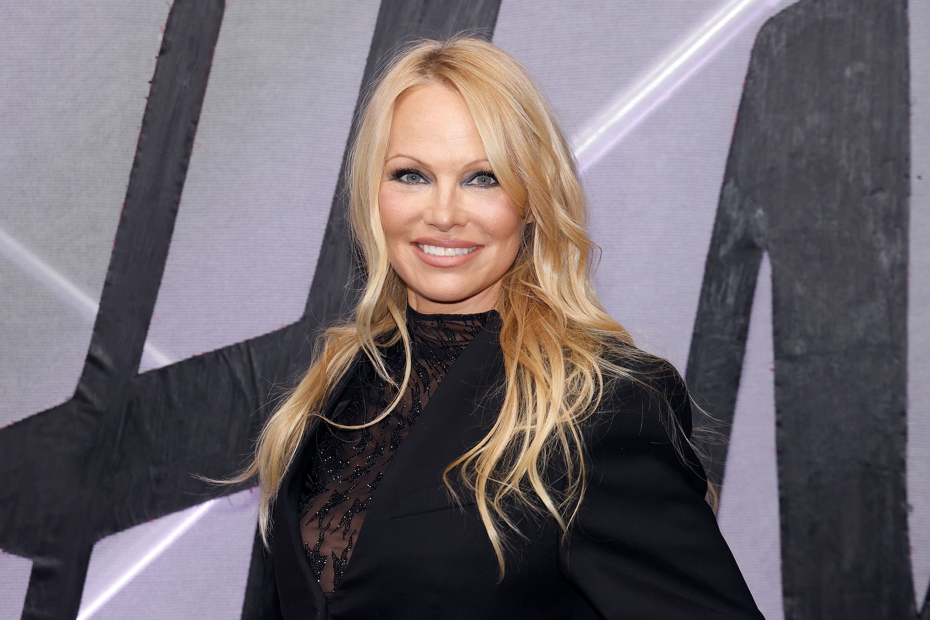 Pamela Anderson abraza la belleza real sin maquillaje a sus 56