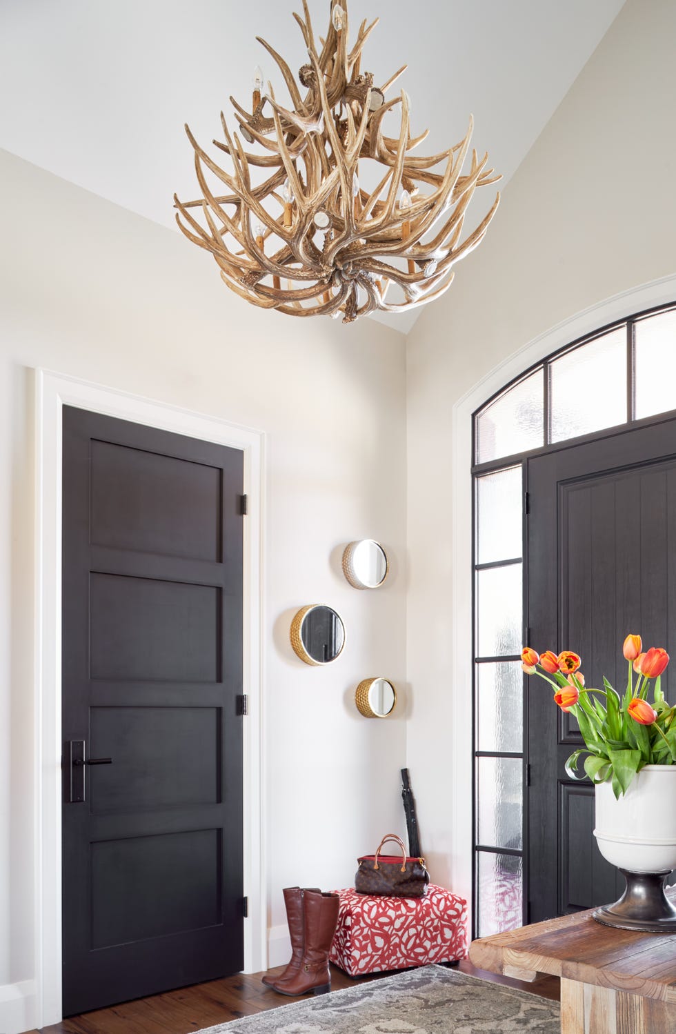 Why Benjamin Moore's Pale Oak Paint Is So Popular With Designers