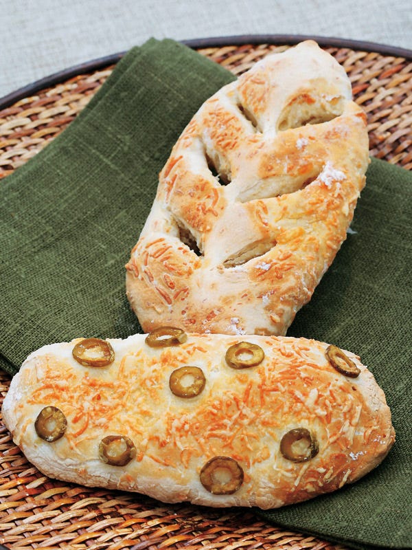 pan con queso y aceitunas