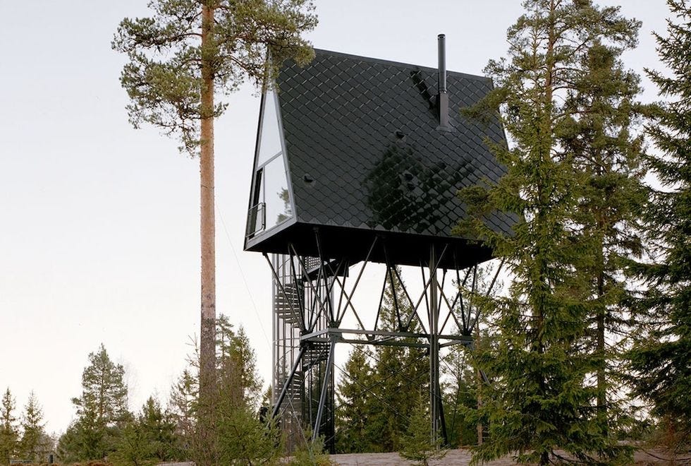 Un nonno costruisce per i suoi nipoti un'epica casa sull'albero di 3 piani  a 12 metri da terra