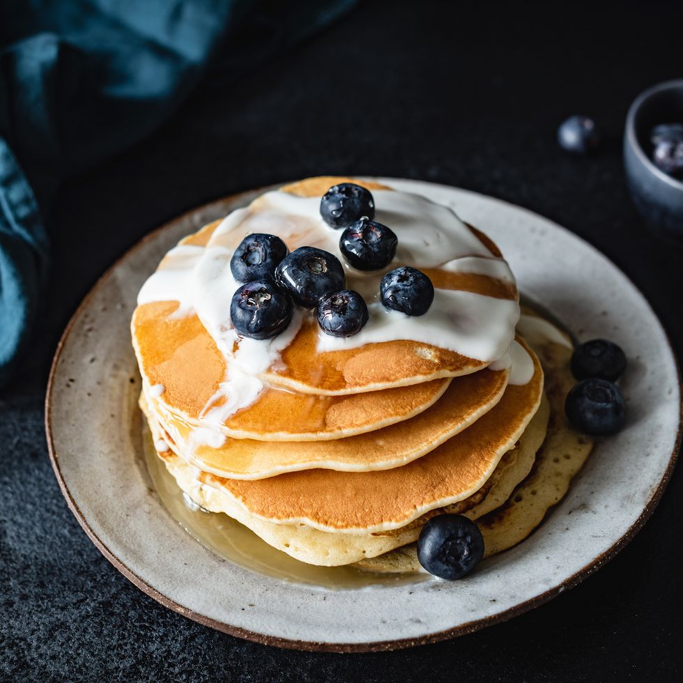 pancakes with yogurt and blueberries