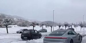 panda 4x4 vs porsche taycan drag race en la nieve
