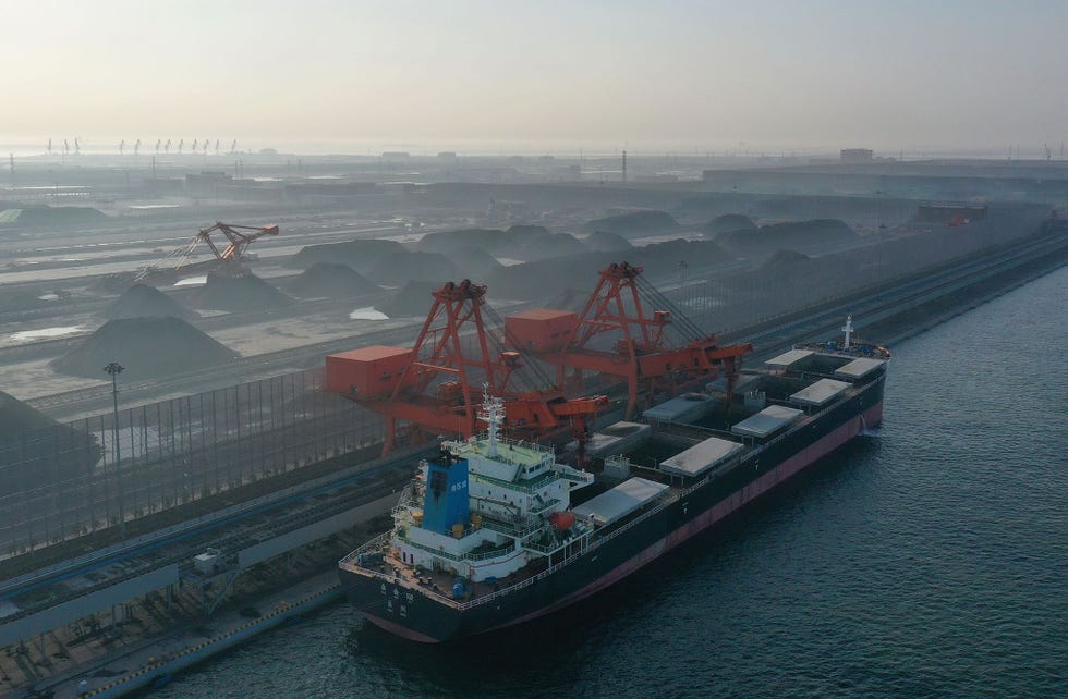 In het noorden van China wordt een nieuwe overslaghaven voor steenkolen in gebruik genomen Volgens experts brengen deze energieprojecten op termijn problemen voor de volksgezondheid en het milieu met zich mee aangezien dit soort infrastructuur decennialang in gebruik blijft