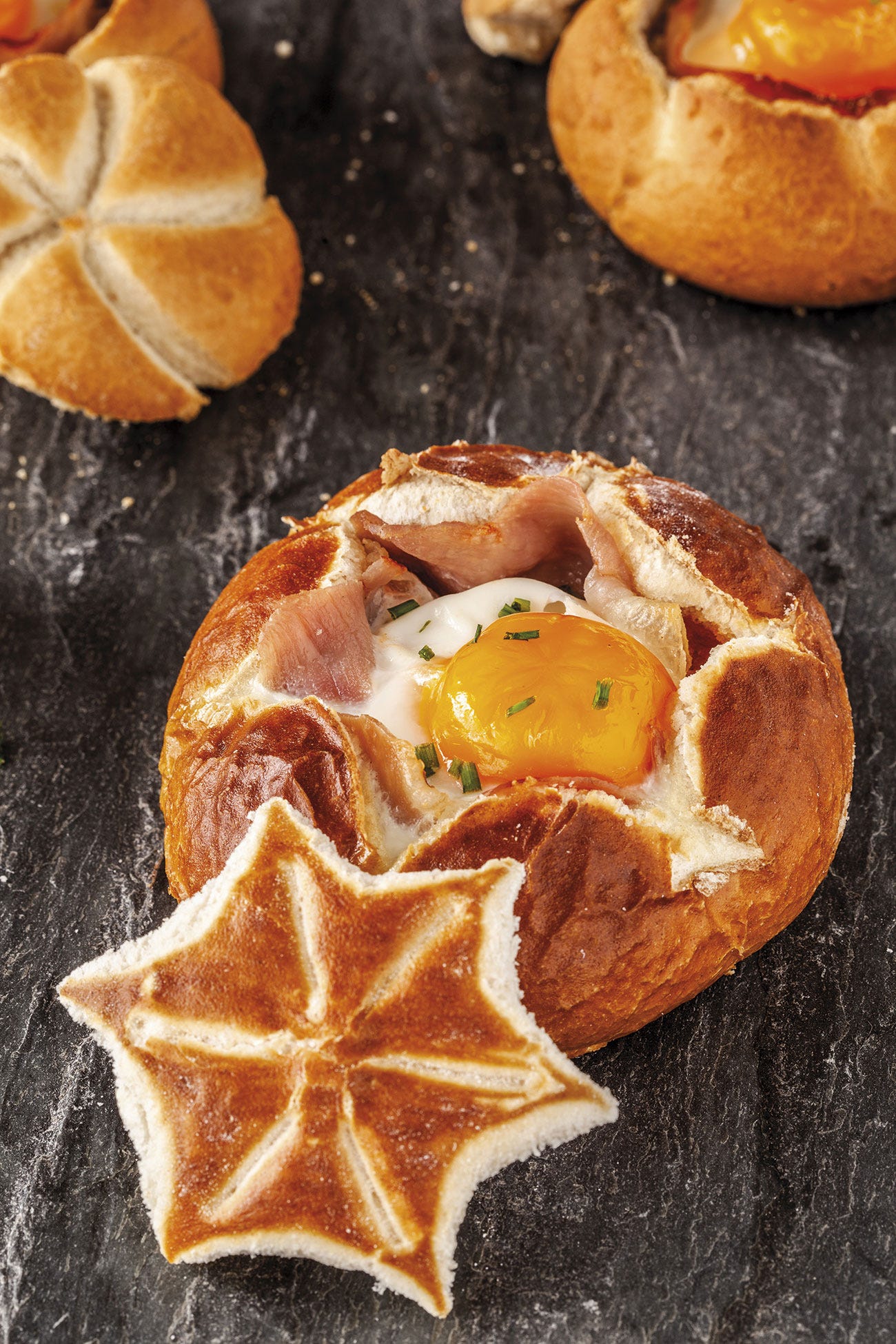panecillos al horno con huevo y jamón