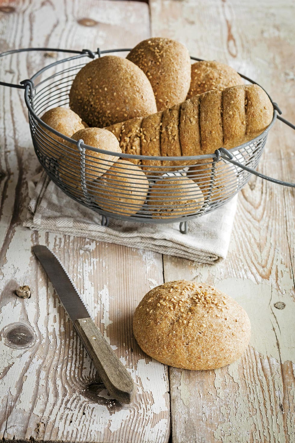 cesta de pan integral con semillas